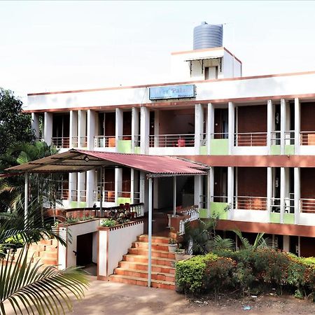 River Palace - A Valley View Hotel Panchgani Extérieur photo